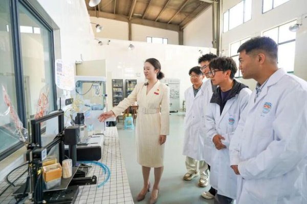 配资网股票配资门户 百香果、菠萝、青提、古茶、香米、八角……啤酒！昆明理工大学竟有条啤酒生产线