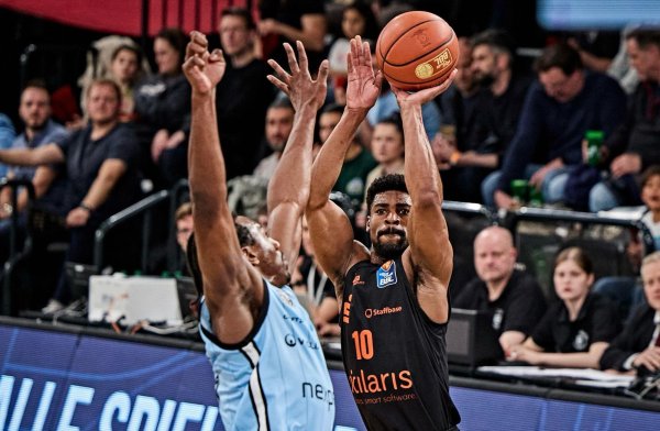 配资网股票配资门户 新援到位！媒体人：北京首钢新外援维克多-贝利已经抵达北京